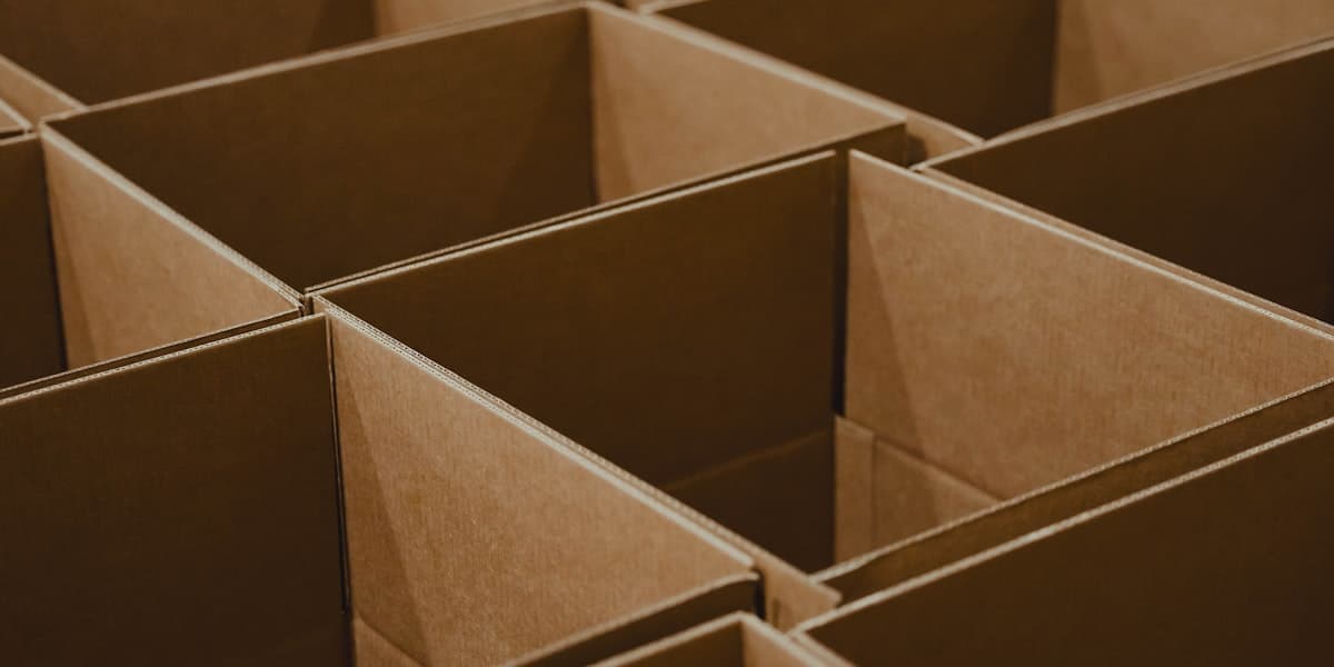 Scatole di cartone aperte, pronte per la spedizione